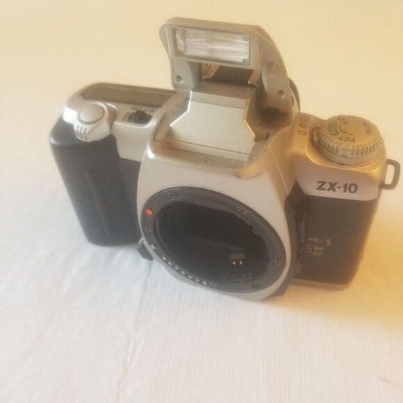 Pentax ZX-10 Silver And Black 35mm SLR Film Photography Camera Autofocus Flash - Picture 2 of 11